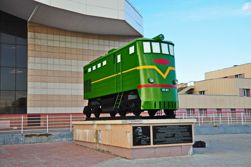 Памятный знак в честь открытия железнодорожного сообщения в Нижневартовске