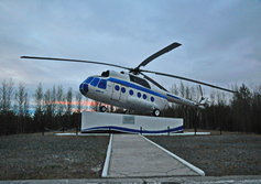 Памятник авиаторам и аэропорт Ноябрьск