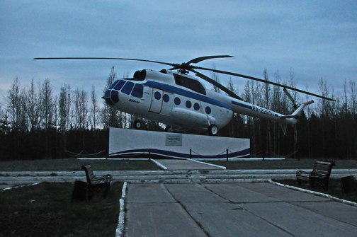 Памятник авиаторам и аэропорт Ноябрьск