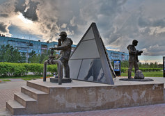 Памятник "Вместе ради будущего" почти в центре  Ноябрьска (ЯНАО) Тюменской области