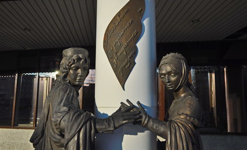 Памятник "Любовью держится и движется жизнь" в Ноябрьске (ЯНАО) Тюменской обл