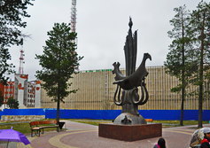 Скульптура "Ямал" в центре Ноябрьска (ЯНАО) Тюменская область