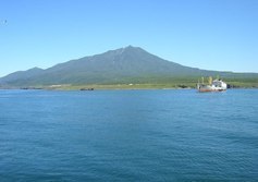 Вулкан Богдан Хмельницкий на полуострове Чирип острова Итуруп
