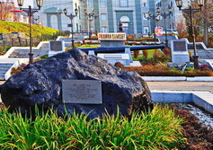 Памятник Юнгам огненных рейсов в Холмске на Сахалине