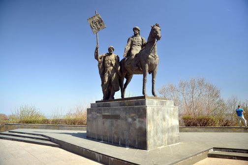 Памятник основателю Симбирска Богдану Хитрово