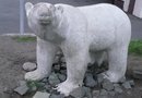 Скульптура белой медведицы Айки