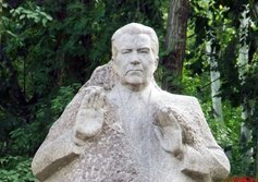 Памятник Народному врачу СССР А.Р. Довженко