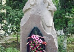 Памятник Народному врачу СССР А.Р. Довженко
