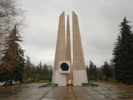 Вечный огонь и обелиск в память о студентах и сотрудниках МГУ