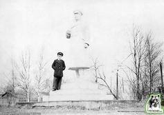 Памятники Сталину в Южно-Сахалинске установленные в 40-50 годах ХХ века
