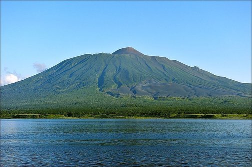Активный страто-вулкан Тятя на острове Кунашир в Сахалинской области