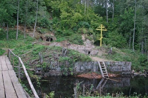Свято-Успенский храм в пещере на реке Долгой