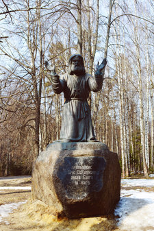 Памятник Серафиму Саровскому