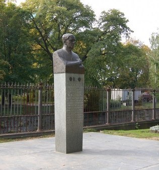 Памятник академику Петру Леонидовичу Капице  (1894—1984)