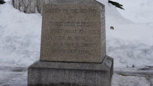 Памятник английскому мореплавателю Чарлзу Кларку в  Петропавловске-Камчатском