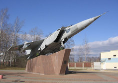 Самолет-памятник МИГ-25