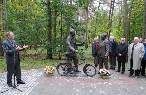 Памятник Джелепову и Понтекорво
