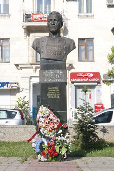 Памятник  адмиралу Кузнецову Николаю Герасимовичу