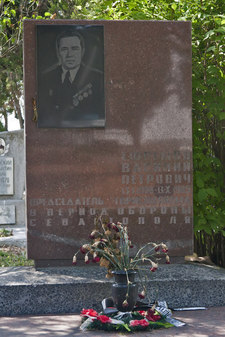  Памятник на могиле Ефремова Василия Петровича