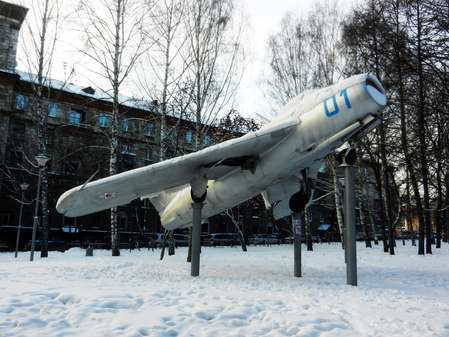 Памятник МиГ-17