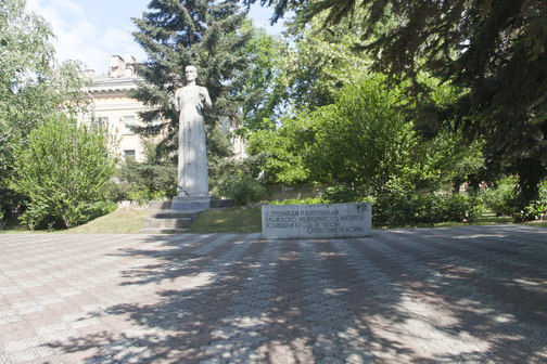 Памятник выпускникам мед. Института, погибшим в годы ВОВ