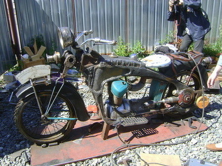 скульптура из металлолома - мотоцикл "Иж-1"