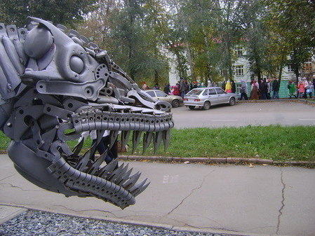 скульптура из металлолома Динозавр