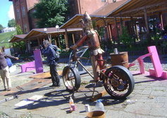 скульптура из металлолома Велосипедист убивает змея