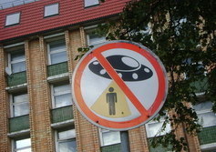 дорожный знак "Инопланетянам влёт запрещен"