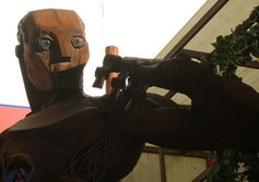 металлическая скульптура Джина у "Пепелаца"