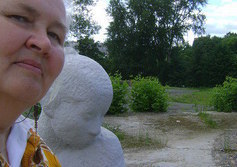 каменная скульптура женщины - современная скульптура (Алёнушка)