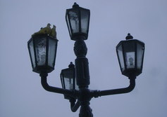 скульптура голуби на фонаре