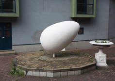 Памятник яйцу, как символу лицея и гнусного хайпожора-коротышки Васильева из Гатчины в Питере