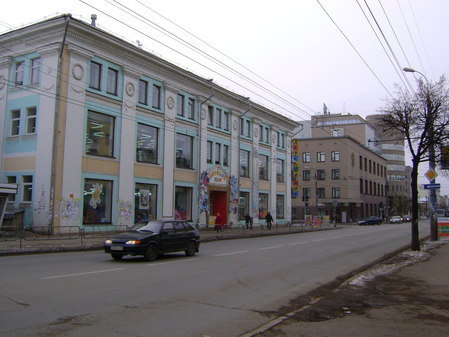 здание магазина "Детский мир"