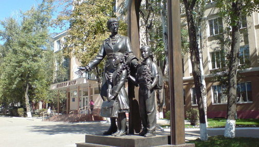 Памятник "Учительница первая моя", г. Ростов-на-Дону