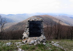 Памятник партизанам на горе Скирда 