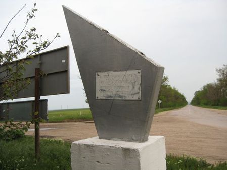 Памятный знак на месте разгрома фашистской автоколонны на Феодосийском шоссе