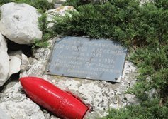 Памятник офицеру-пограничнику Богомолову на Орта-Сырте 