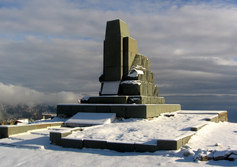 Памятник Ялтинским партизанам, погибшим в бою на Беш-текне (т/с Кош), Ай-Петри 