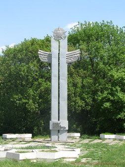 Памятник воинам-героям ВОВ по случаю 25 летия победы над фашизмом 