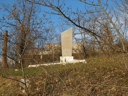 Памятный знак на месте боев Севастопольского партизанского отряда