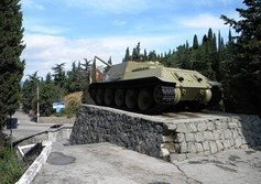 Памятник самоходно-артиллерийская установка СУ-100 советским воинам-освободителям Алушты