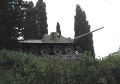 Памятник самоходно-артиллерийская установка СУ-100 советским воинам-освободителям Алушты