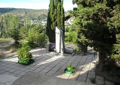 Братская могила воинов, погибших при освобождении Крыма в селе Малореченском 