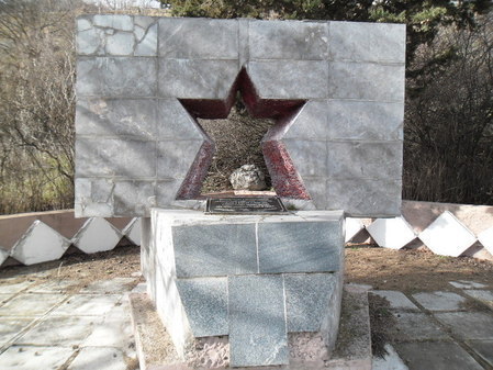 Братская могила неизвестных солдат на южной окраине с. Верхняя Кутузовка