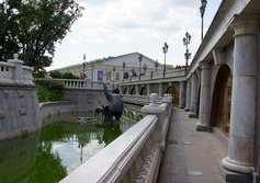 Каскад фонтанов на Манежной площади и в Александровском саду Москвы