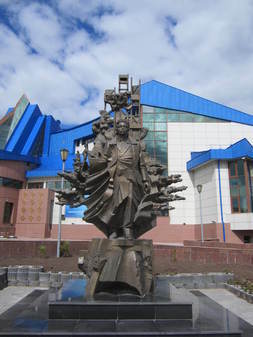 Памятник Фарману Салманову 