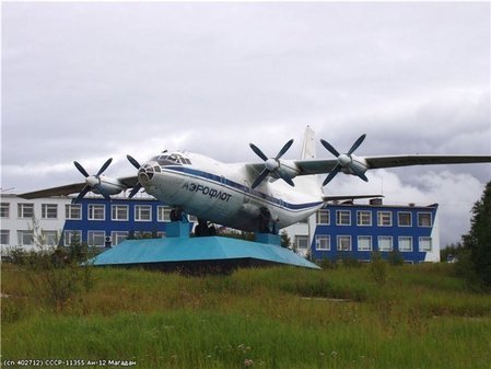 Самолёт-памятник Ан-12Б в Магаданском аэропорту Сокол