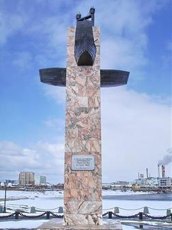  Памятник в честь столетия судоходства по реке Лена