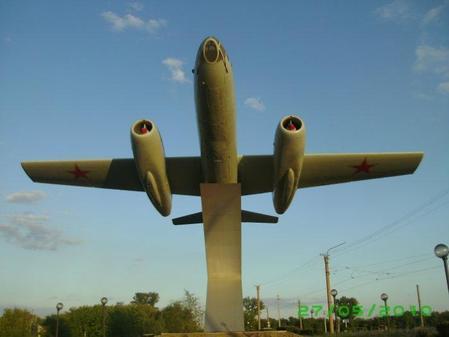 Памятник "Авиаторам всех поколений" (Ил-28) в Орске Оренбургской области